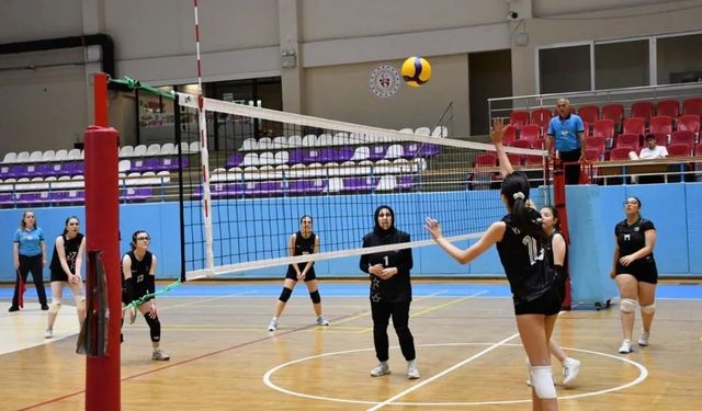 Afyon'da genç kızlar voleybol heyecanı sona erdi: Genç sultanların kupası sahibini buldu