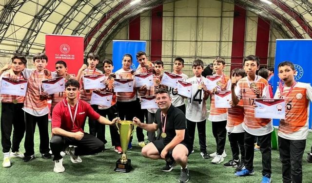 Afyonkarahisar’daki kriket finallerine Ankara damgası: İki kategoride de şampiyon oldular