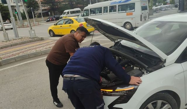 Afyon'da kedi kurtarma operasyonu: Motor kısmına sıkışan kedi için itfaiye harekete geçti