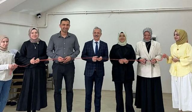Afyonkarahisar’da Ensar Vakfı’nın el emeği sergisi ziyaretçilerin ilgisine sunuldu