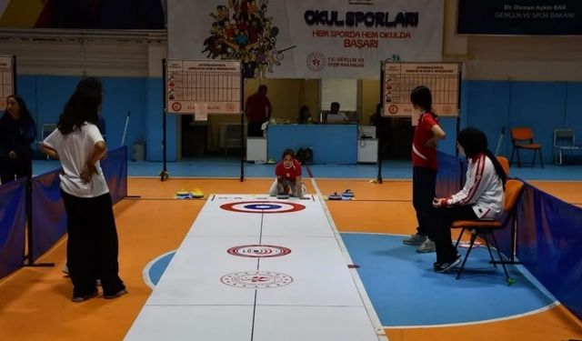 Afyonkarahisar’da floor curling turnuvasında ödüller sahiplerini buldu