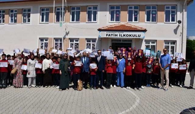 İscehisar’da karne heyecanına protokol de ortak oldu