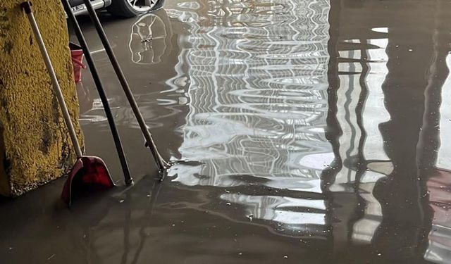 Afyon'da İkinci Küçük Sanayi Sitesi Göle Döndü! Aniden Bastıran Sağanak Esnafı Vurdu