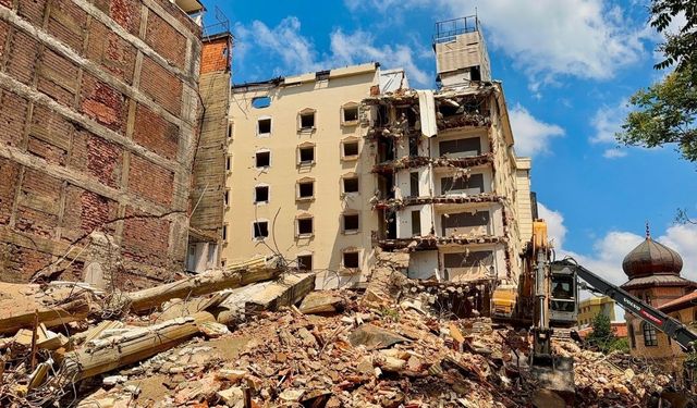 Afyonkarahisar'da Yıkım Faciasının Eşiğinden Dönüldü! Eski Otelin Çökmesi İş Hanını Vurdu
