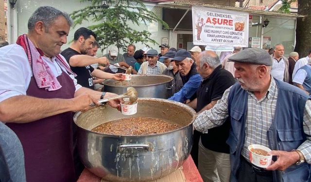 Afyonkarahisar'da Dayanışmanın En Güzel Örneği! 80 Bin Lira Toplandı, 2 Bin Kişiye Aşure İkram Edildi