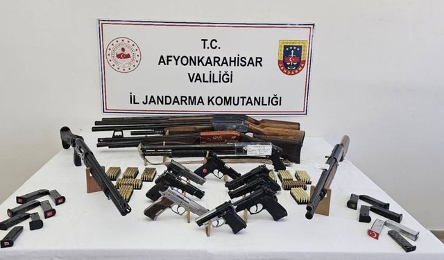 Afyon'da Düğün Magandalarına Jandarma Baskını! Cephanelik Gibi Evlerden Çıkanlar Şaşkına Çevirdi