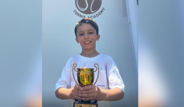 Afyonkarahisar’ın Gururu Yağızalp Fenercioğlu: Denizli’deki Tenis Turnuvasında Şampiyonluk Kupasını Kaldırdı!