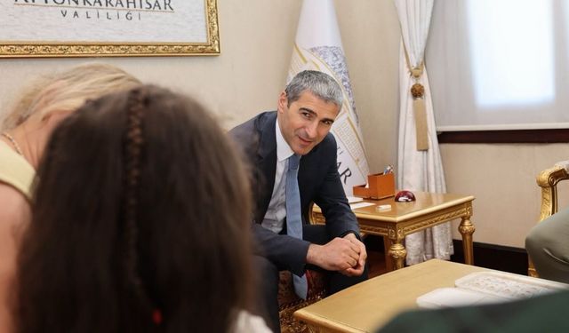30 Haziran Koruyucu Aile Günü'nde Afyonkarahisar Valiliği'nden kalplere dokunan mesaj: "Her çocuk sevgiyi hak eder..."