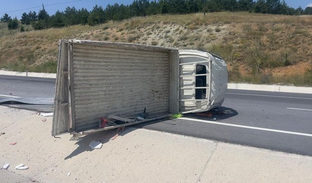 Tuğla Yüklü Araç Savrulup Devrildi: Sürücü ve Yolcular Yaralandı