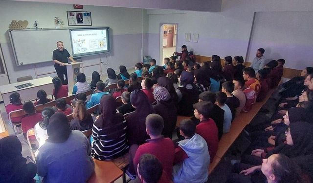 Değirmenayvalı’da eTwinning ve TÜBİTAK İş Birliği: Öğrencilere "Finansal Okuryazarlık" Eğitimi!