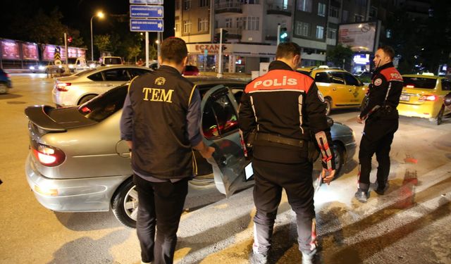 Afyonkarahisar’da "Türkiye Güven Huzur" Ablukası: Aranan Şahıslar Yakalandı, Sürücülere Ceza Yağdı!