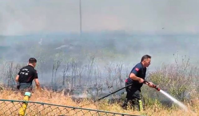 Afyonkarahisar İkinci Sanayi Sitesi Yakınında Korkutan Anız Yangını: Dükkanlara Sıçramadan Söndürüldü!