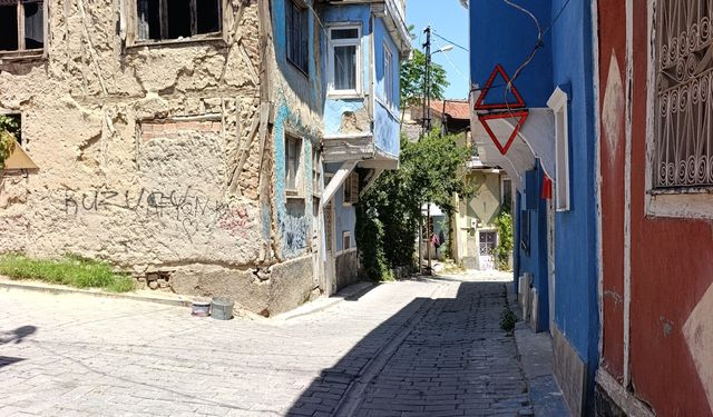Afyonkarahisar’da Kamyonların Çarptığı Ev İçin İlginç Çözüm: Kirişe Reflektör Astı!