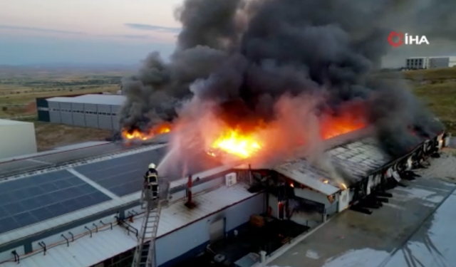 Şuhut’taki Fabrika Yangınında Korku Dolu Anlar: Güneş Panelleri Bomba Gibi Patladı, Facia Havadan Görüntülendi