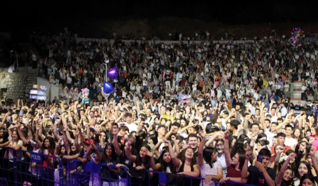 Çay Vişne ve Eber Sarısı Festivali yoğun ilgi gördü