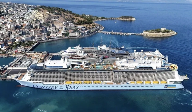 Aydın’ın Turizm Kalbi Kuşadası’na Dev Çıkarma: 4 Kruvaziyerle Gelen 9 Bin 300 Turist Sokakları Doldurdu!