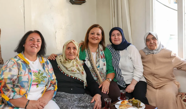 Başkan Köksal'dan gönül buluşması: Nazike teyzeyi evinde ziyaret etti