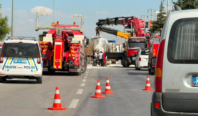 Afyonkarahisar’da feci kaza! Devrilen tanker ulaşımı kilitledi
