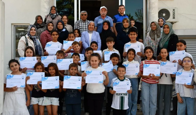 İscehisar'da "Yüzme Bilmeyen Kalmasın" projesi sona erdi: Çocuklar belgelerini Başkan Kılınçarslan'dan aldı