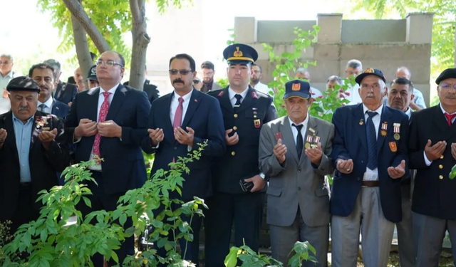 Bolvadin'de 15 Temmuz'un 10. yılında anlamlı tören: Şehitler dualar ve karanfillerle anıldı