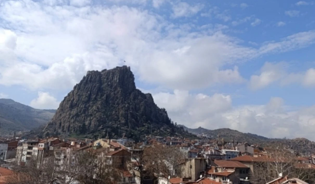 Afyon'da yarın hava nasıl olacak? Sıcaklıklar düşüyor, gök gürültülü sağanak yağış geliyor