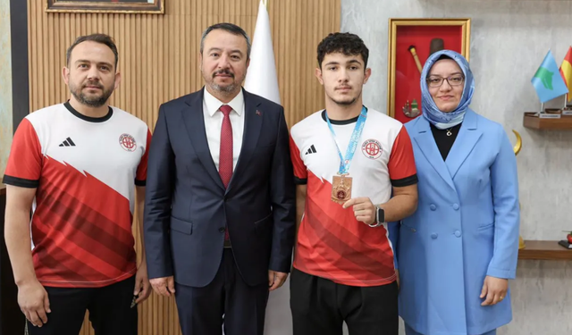 Sandıklı'nın gururu Muhammed Seyfi Özen'den Başkan Öztaş'a anlamlı ziyaret