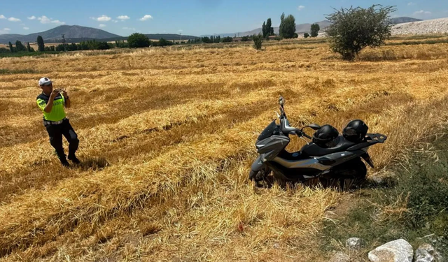 Emirdağ'da korkutan kaza: Motosiklet araziye devrildi, yaralılar var