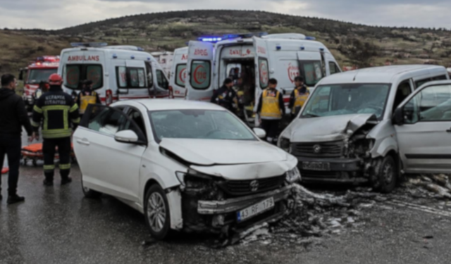 Afyonkarahisar’da korkutan kaza: Kavşakta iki araç birbirine girdi, yaralılar var