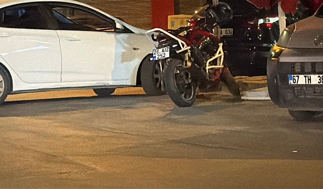 Dehşet anı saniye saniye kaydedildi: Yola aniden fırlayan gence motosiklet çarptı