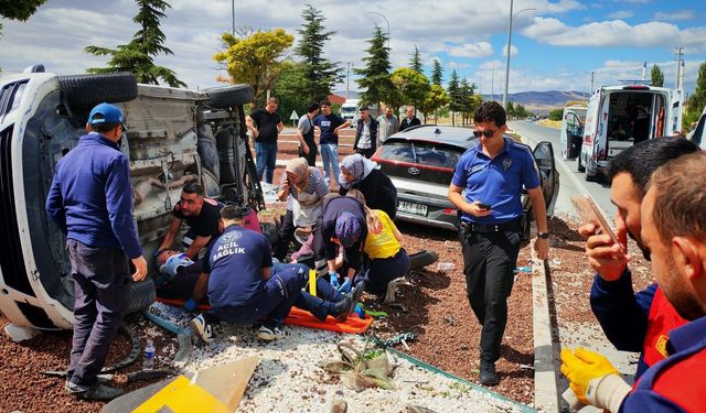 Afyon’da Feci Kaza! Savrulan Araçlar Refüje Girdi, 7 Kişi Hastaneye Kaldırıldı!