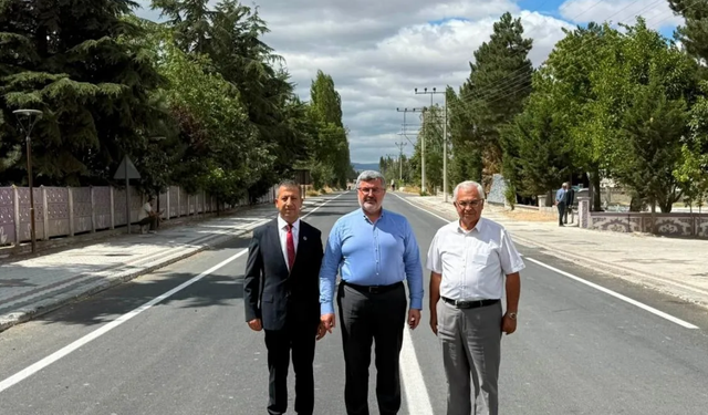 Kılıçarslan’da yollar yenileniyor: Milletvekili Özkaya asfalt çalışmalarını yerinde inceledi