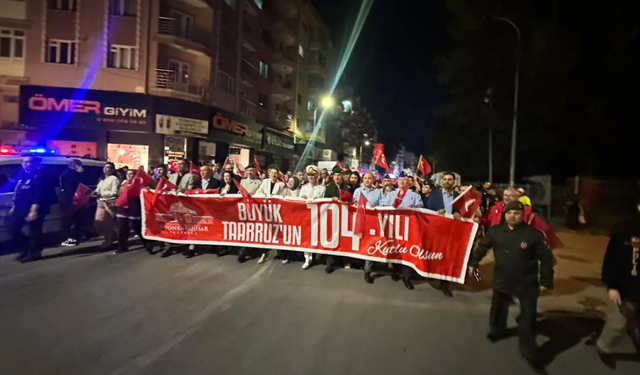 Afyonkarahisar’da Zafer Bayramı coşkusu: Onlarca kişi Fener Alayı’nda buluştu