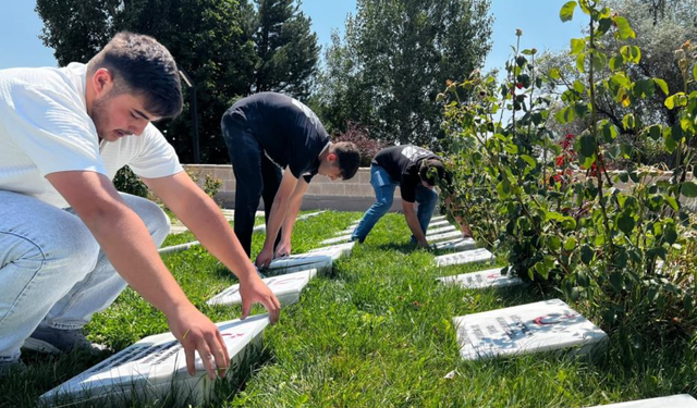 İscehisarlı öğrencilerden anlamlı çalışma: Dumlupınar Şehitliği’nde 510 mezar taşı yenilendi