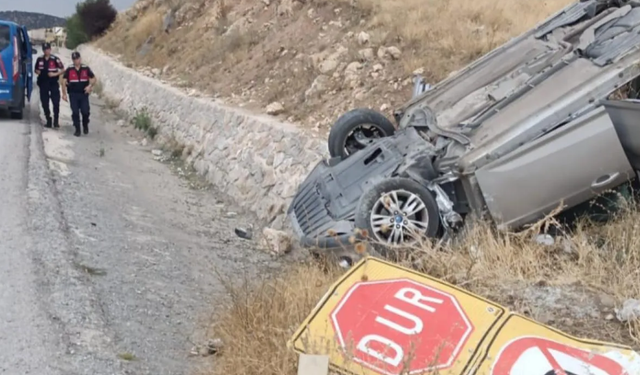 Afyonkarahisar'da feci kaza: Otomobil refüje devrildi, yaralılar var!