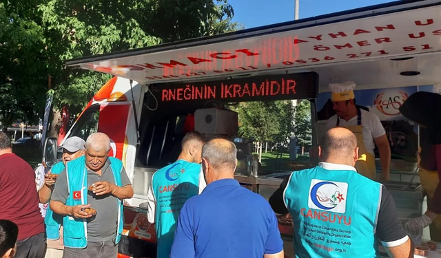 Cansuyu Derneği’nden gönüllere dokunan program: Şehitler için dua edip lokma dağıttılar