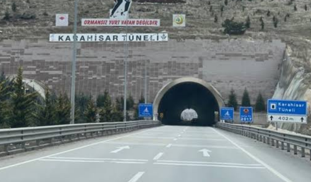 Karahisar Tüneli Çıkışında Kaza: Kontrolden Çıkan Otomobil Bariyerlere Çarptı