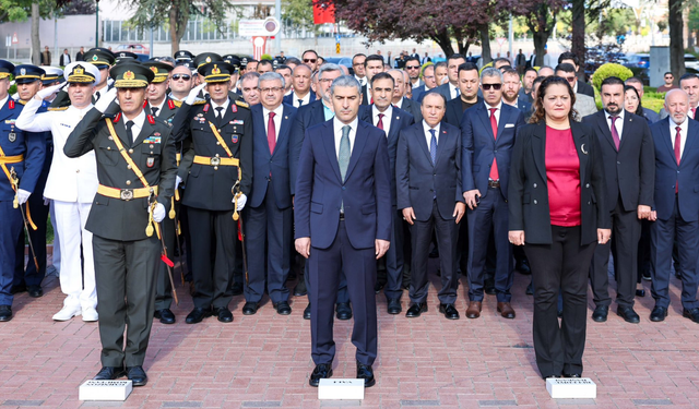 Afyonkarahisar Protokolü Kocatepe Parkı’nda Buluştu! 30 Ağustos Coşkusu Atatürk Anıtı Önünde Yaşandı