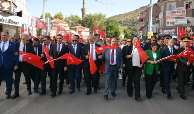 Afyonkarahisar sokaklarında zafer yürüyüşü: Protokol ve vatandaşlar aynı kortejde
