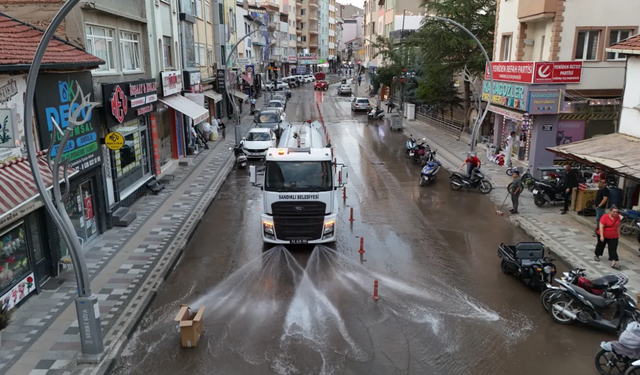 Sandıklı'da Temizlik Mesaisi: Cadde ve Sokaklar Baştan Sona Yıkanıyor