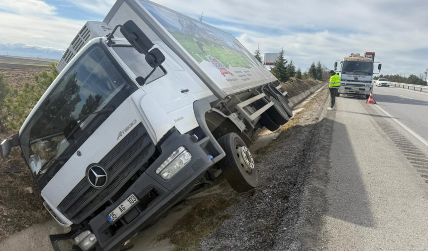 Afyon'da Kaza! Peynir Taşıyan Kamyon Devrildi