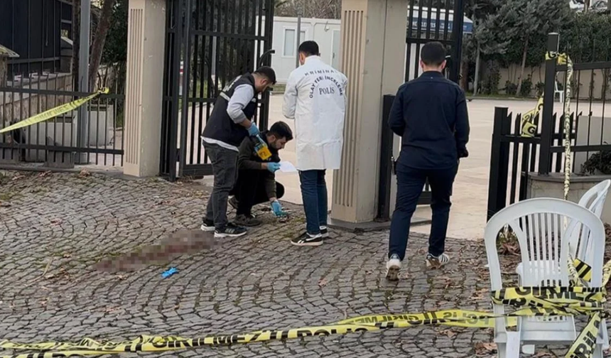 Annesinin Cenazesinde Dehşet: Ağabey Kardeşini Camii Bahçesinde Silahla Öldürdü