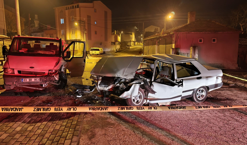 Afyon'da kamyonetle otomobil çarpıştı