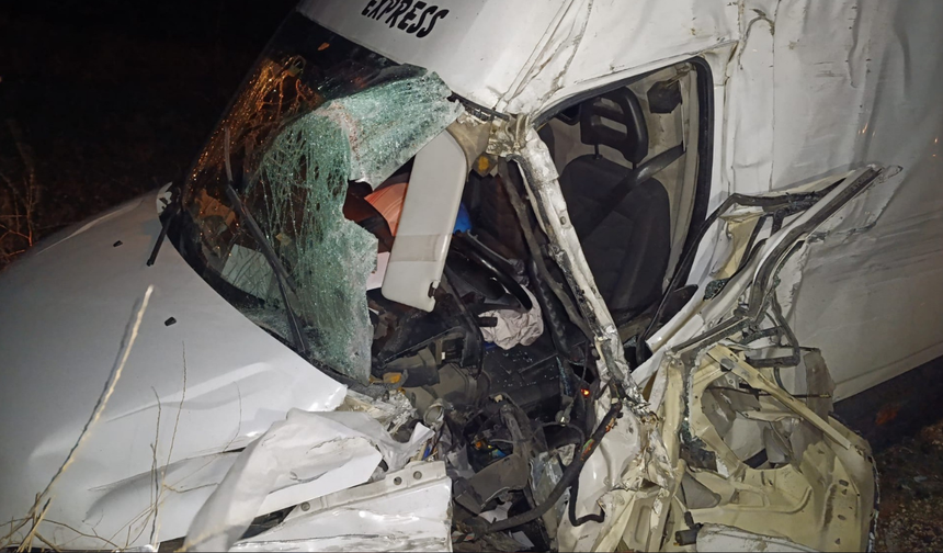 Afyon’da Kaza! Şarampole Devrilen Minibüste Can Pazarı!