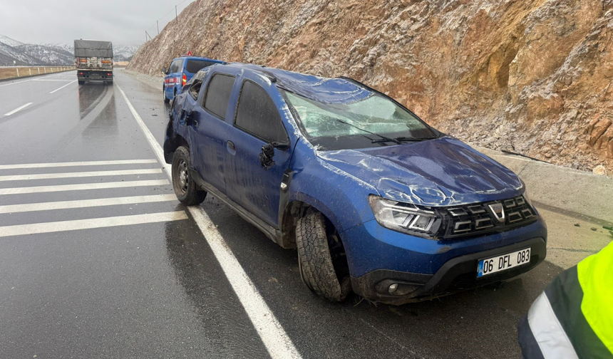 Afyon'da Refüje Devrilen Araç Hurdaya Döndü