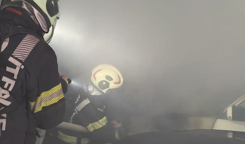 Kapalı otoparkta duran otomobile alevler sarsı