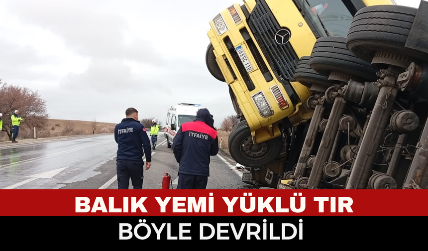 Afyon’da Feci Kaza: Balık yemi yüklü tır devrildi