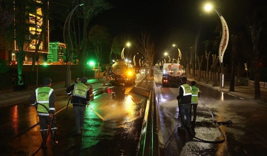 Afyon'da bayram temizliği başladı: Cadde ve sokaklar köpüklü suyla yıkanıyor