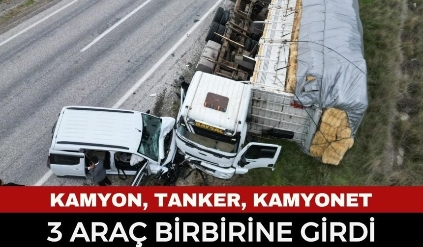 Afyon'da Üç Araç Birbirine Girdi! Saman Yüklü Kamyon Tarlaya Devrildi
