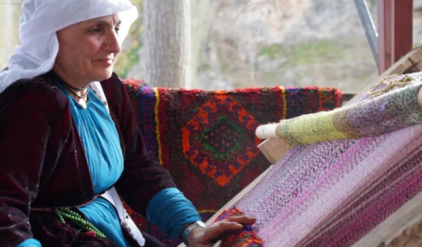 Kadınların İlmek İlmek Sabrı: Yapımı Bir Ay Süren Seccadeler 20 Bin Liradan Satılıyor
