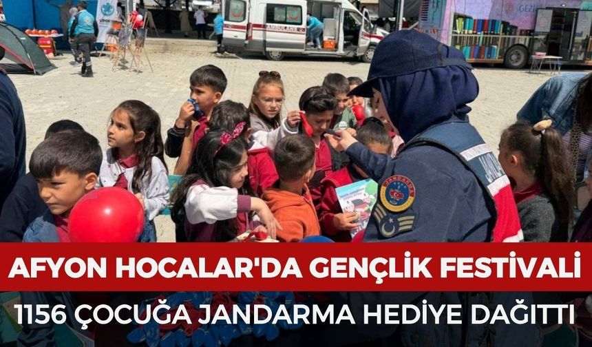 Afyon Hocalar'da gençlik festivali: Jandarma 1156 çocuğa hediye dağıttı